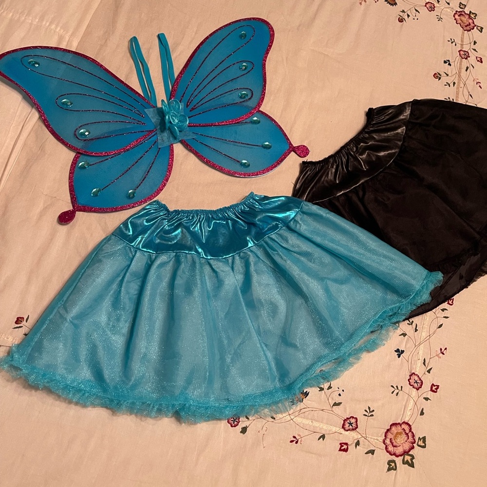 Kids wings and skirt set